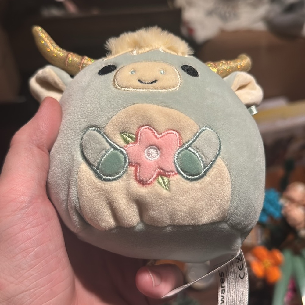 Armie the highland cow squishmallow with flower NWT hard to find!